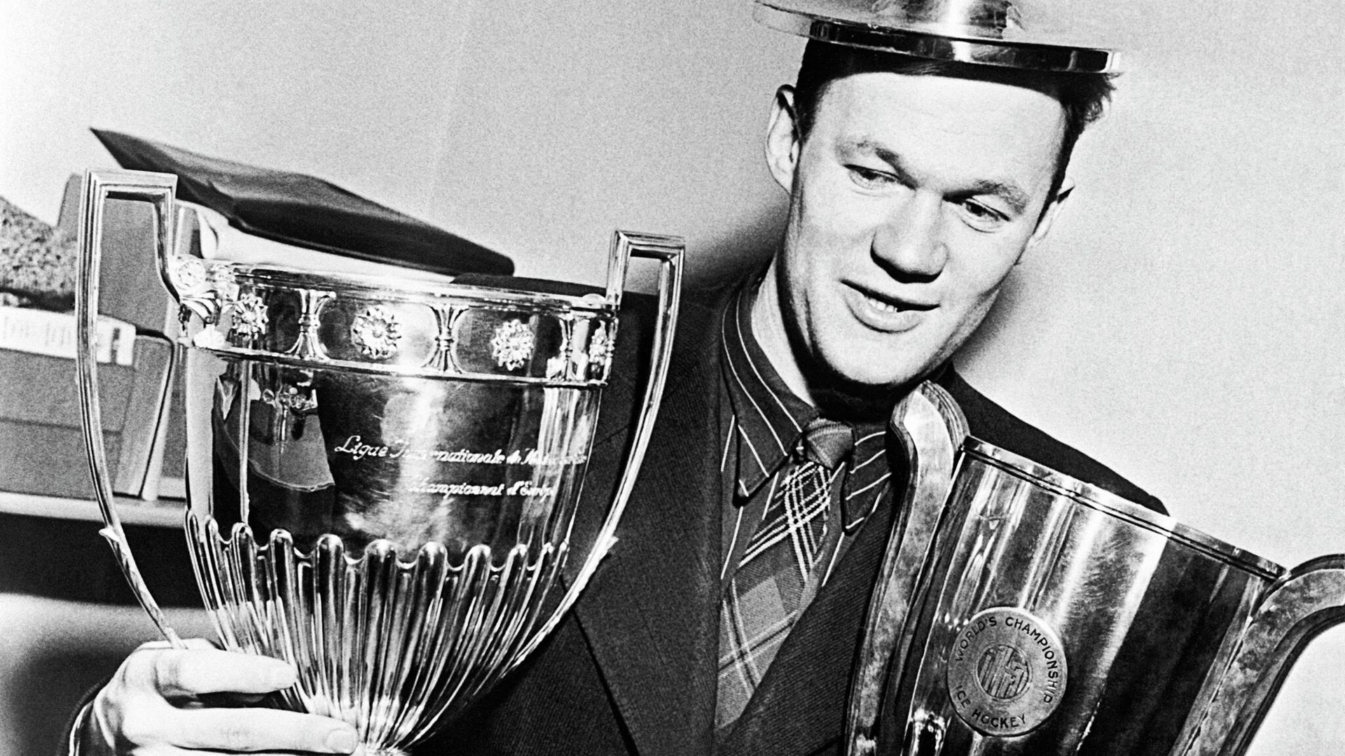 Чемпион СССР 1946-1948 годов по футболу Всеволод Михайлович Бобров с Кубками Европы и мира. Чемпион СССР 1946-1948 годов по футболу Всеволод Михайлович Бобров с Кубками Европы и мира. - РИА Новости, 1920, 12.10.2022