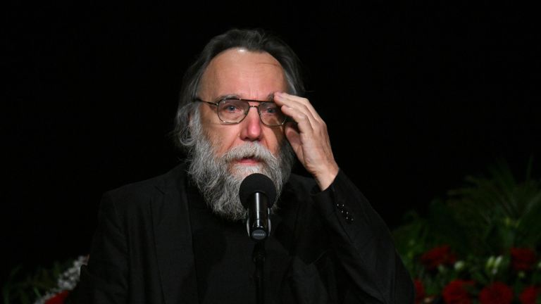 Александр Дугин во время церемонии прощания с дочерью журналисткой и политологом Дарьей Дугиной в телецентре Останкино в Москве Александр Дугин во время церемонии прощания с дочерью журналисткой и политологом Дарьей Дугиной в телецентре Останкино в Москве