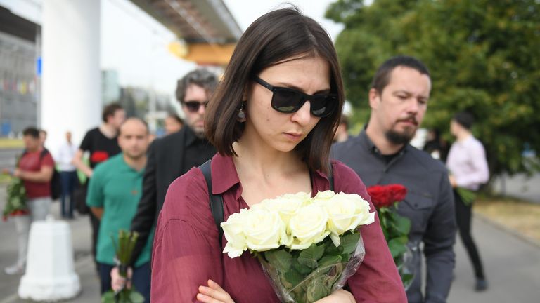 Люди перед церемонией прощания с журналисткой и политологом Дарьей Дугиной в телецентре Останкино в Москве Люди перед церемонией прощания с журналисткой и политологом Дарьей Дугиной в телецентре Останкино в Москве