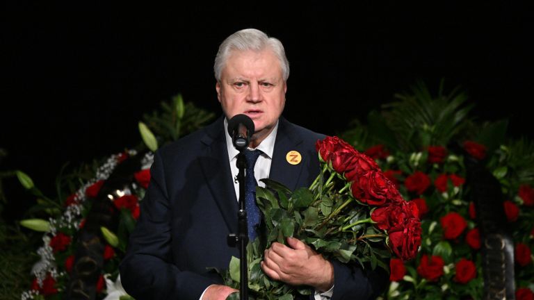 Руководитель фракции Справедливая Россия - За правду в Государственной Думе РФ Сергей Миронов на церемонии прощания с журналисткой и политологом Дарьей Дугиной в телецентре Останкино в Москве Руководитель фракции Справедливая Россия - За правду в Государственной Думе РФ Сергей Миронов на церемонии прощания с журналисткой и политологом Дарьей Дугиной в телецентре Останкино в Москве