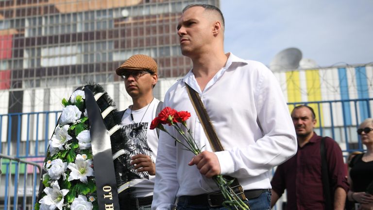 Люди перед церемонией прощания с журналисткой и политологом Дарьей Дугиной в телецентре Останкино в Москве Люди перед церемонией прощания с журналисткой и политологом Дарьей Дугиной в телецентре Останкино в Москве