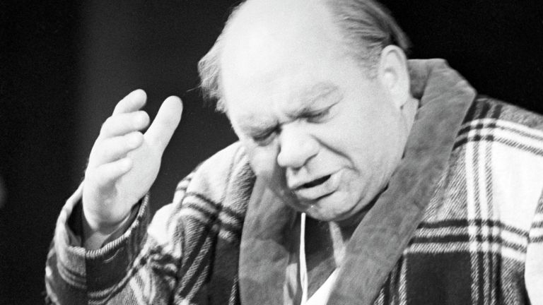 Актер Евгений Леонов на сцене Московского академического театра имени В. Маяковского