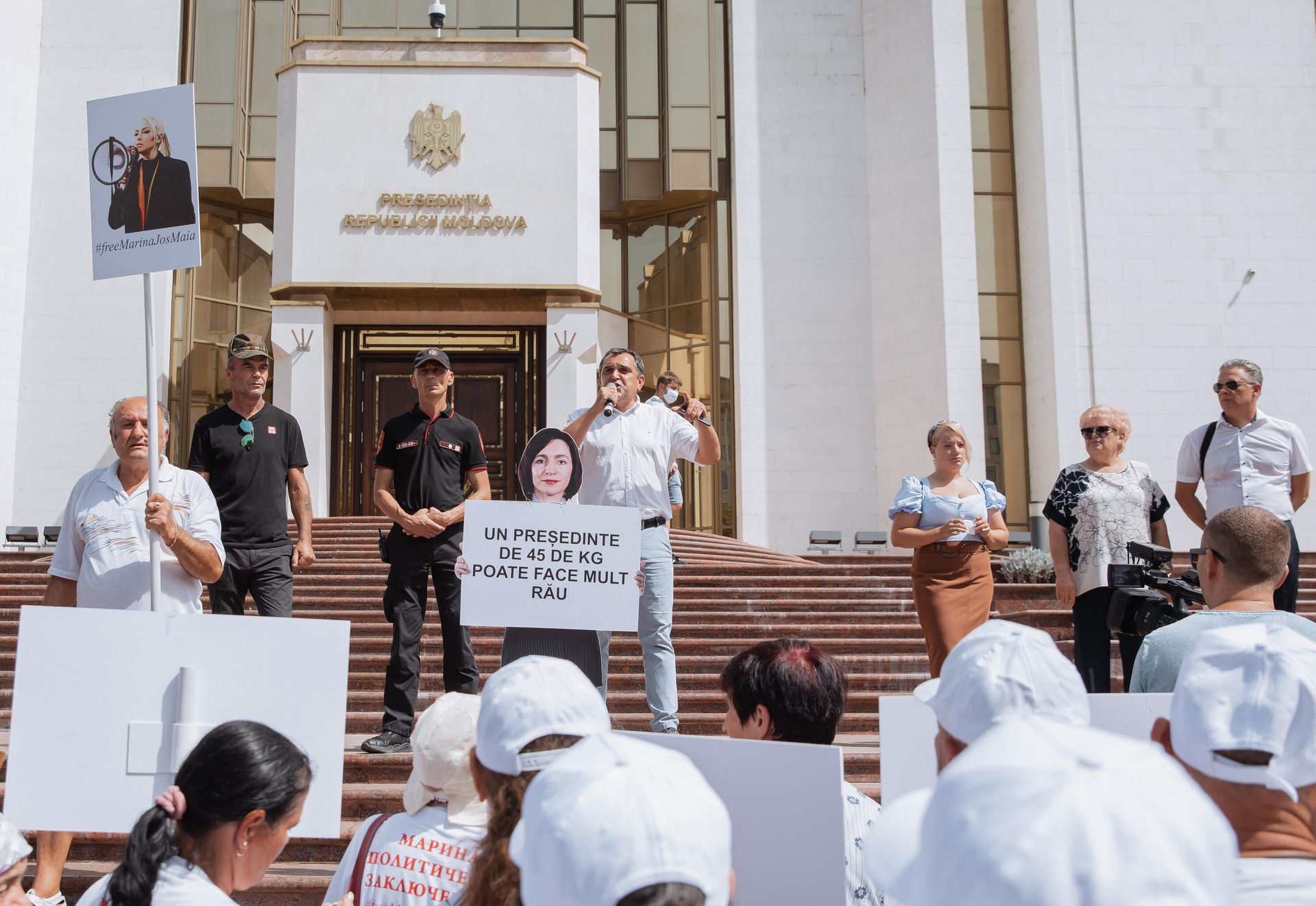 Протестующие перед зданием администрации президента Молдавии в Кишиневе Протестующие перед зданием администрации президента Молдавии в Кишиневе - РИА Новости, 1920, 25.10.2022