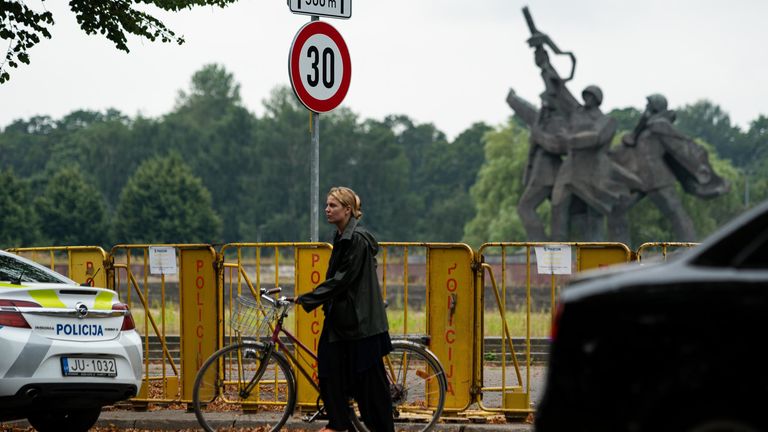 Девушка следит за акцией против сноса памятника воинам Советской Армии - освободителям Советской Латвии и Риги от немецко-фашистских захватчиков в парке Победы в Риге Девушка следит за акцией против сноса памятника воинам Советской Армии - освободителям Советской Латвии и Риги от немецко-фашистских захватчиков в парке Победы в Риге