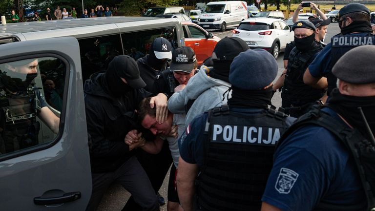 Сотрудники полиции задерживают одного из участников акции против сноса памятника воинам Советской Армии - освободителям Советской Латвии и Риги от немецко-фашистских захватчиков в парке Победы в Риге Сотрудники полиции задерживают одного из участников акции против сноса памятника воинам Советской Армии - освободителям Советской Латвии и Риги от немецко-фашистских захватчиков в парке Победы в Риге
