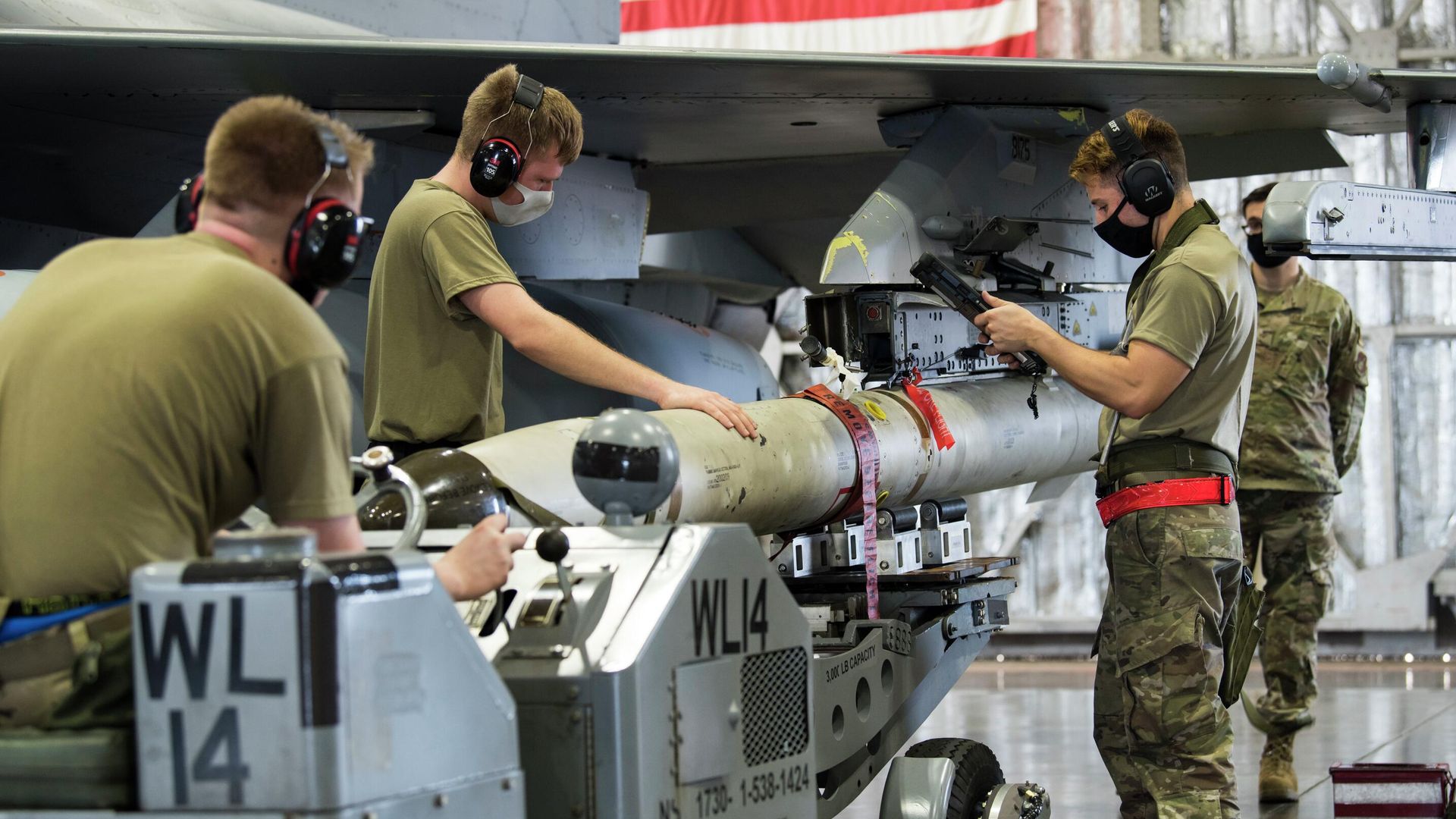 Военнослужащие ВВС США закрепляют ракету AGM-88 HARM на F-16 Fighting Falcon Военнослужащие ВВС США закрепляют ракету AGM-88 HARM на F-16 Fighting Falcon - РИА Новости, 1920, 17.09.2022