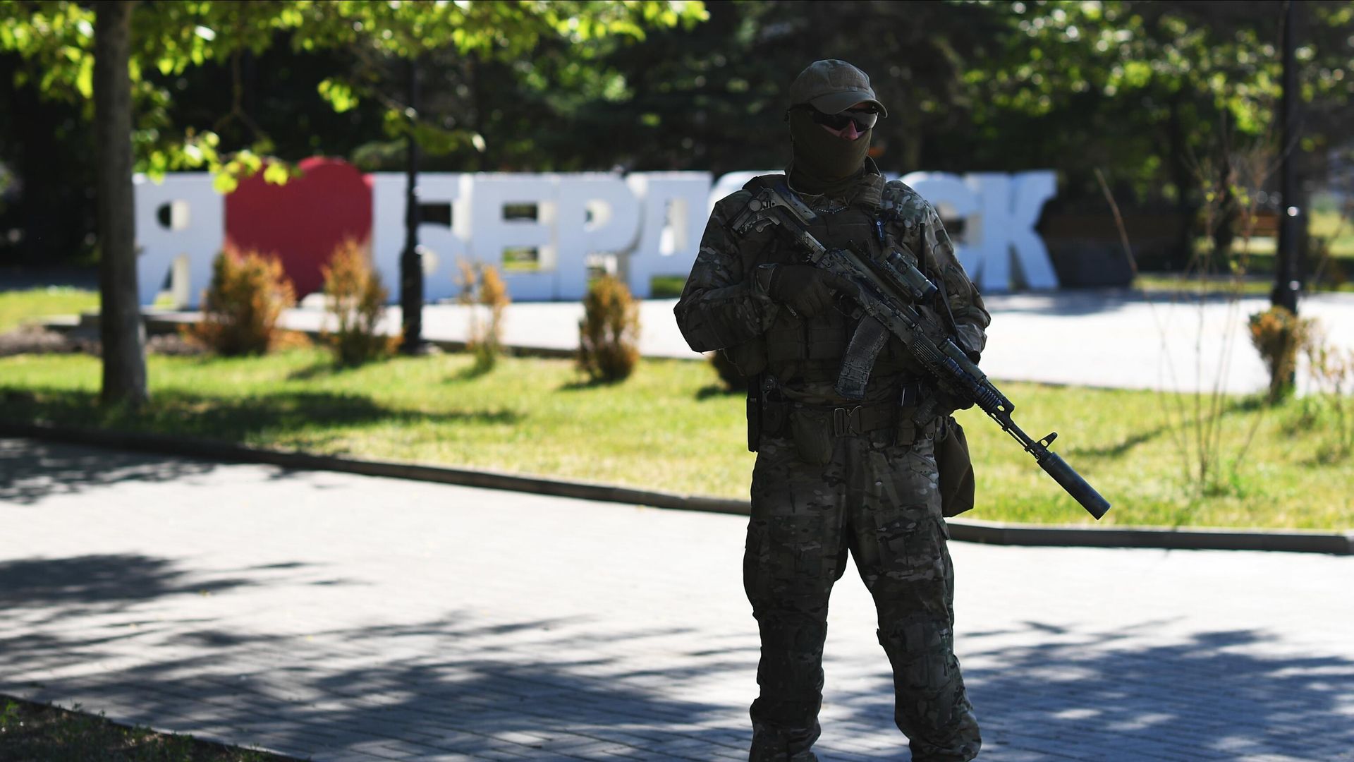 Военнослужащий РФ на Приморской площади в Бердянске Военнослужащий РФ на Приморской площади в Бердянске - РИА Новости, 1920, 17.09.2022