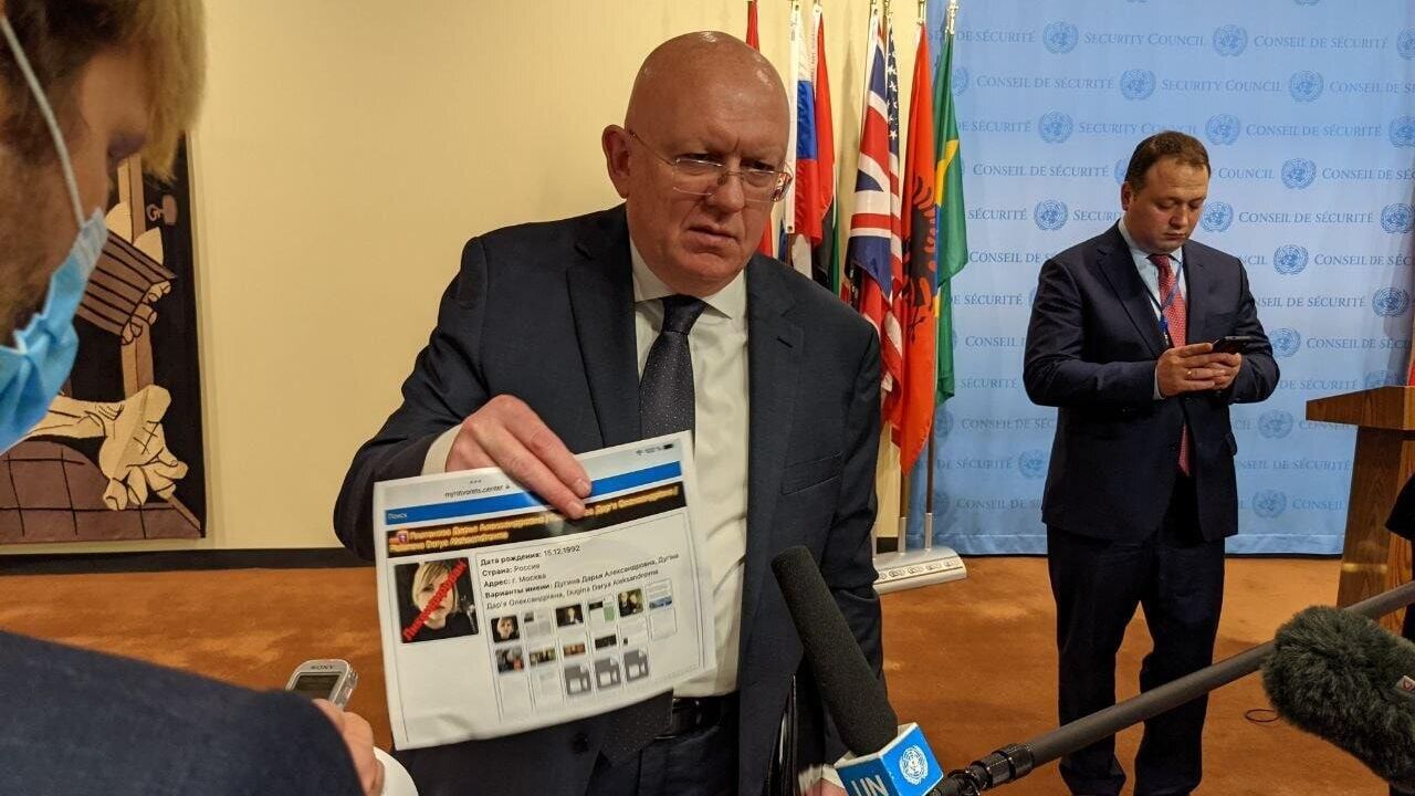 Постпред РФ Василий Небензя с распечаткой скриншота с украинского сайта Миротворец - РИА Новости, 1920, 23.06.2026