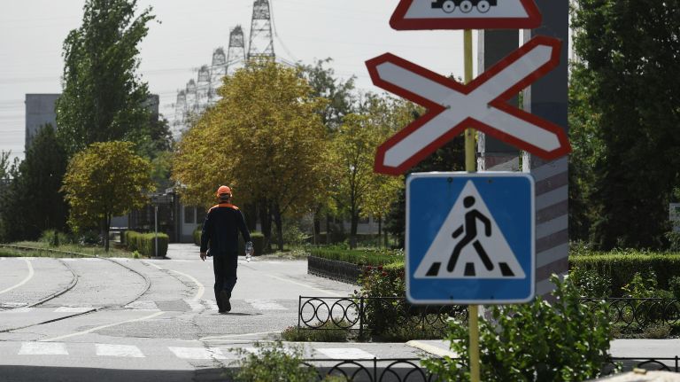 Рабочий на территории Запорожской АЭС в Энергодаре Рабочий на территории Запорожской АЭС в Энергодаре