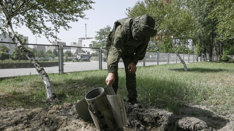 Военнослужащий ВС РФ на территории Запорожской АЭС в Энергодаре Военнослужащий ВС РФ на территории Запорожской АЭС в Энергодаре