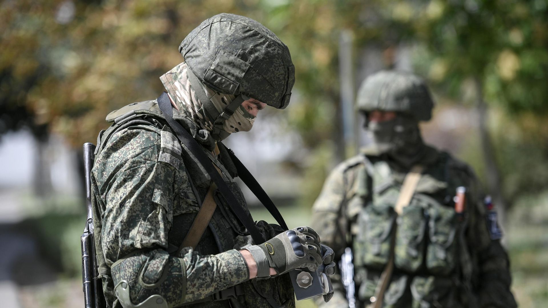 Российские военнослужащие замеряют уровень радиации на Запорожской АЭС в Энергодаре Российские военнослужащие замеряют уровень радиации на Запорожской АЭС в Энергодаре - РИА Новости, 1920, 02.09.2022