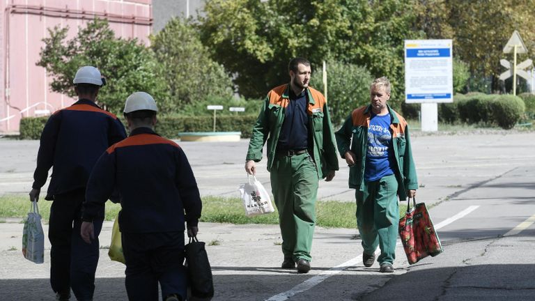 Рабочие на территории Запорожской АЭС в Энергодаре Рабочие на территории Запорожской АЭС в Энергодаре