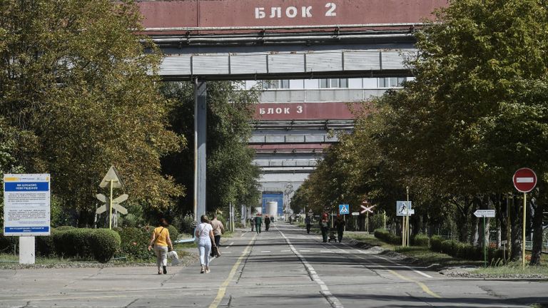 Рабочие на территории Запорожской АЭС в Энергодаре Рабочие на территории Запорожской АЭС в Энергодаре