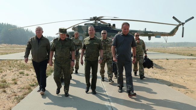 Заместитель председателя Совета безопасности России Дмитрий Медведев прибывает на полигон Мулино в Нижегородской области