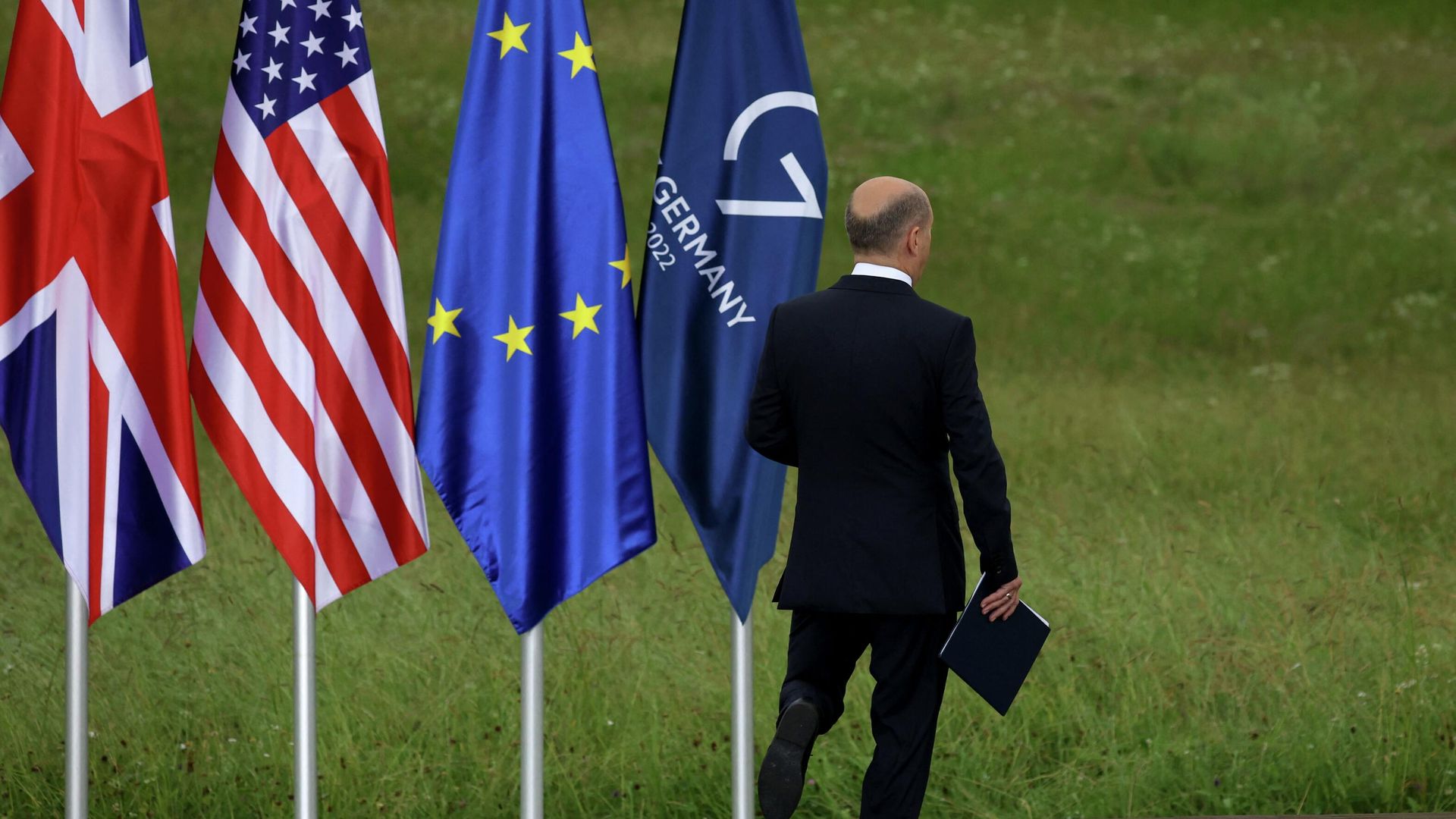 Канцлер Германии Олаф Шольц уходит после выступления на саммите G7 - РИА Новости, 1920, 25.08.2022