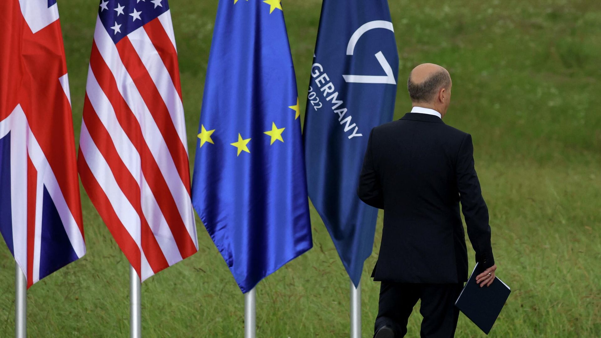 Канцлер Германии Олаф Шольц уходит после выступления на саммите G7 Канцлер Германии Олаф Шольц уходит после выступления на саммите G7 - РИА Новости, 1920, 25.08.2022
