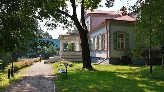 Усадьба Абрамцево. Веранда главного дома Усадьба Абрамцево. Веранда главного дома