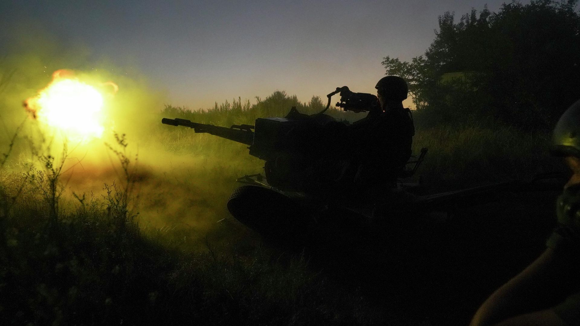Украинские военнослужащие ведут огонь из зенитной установки Украинские военнослужащие ведут огонь из зенитной установки - РИА Новости, 1920, 14.10.2022