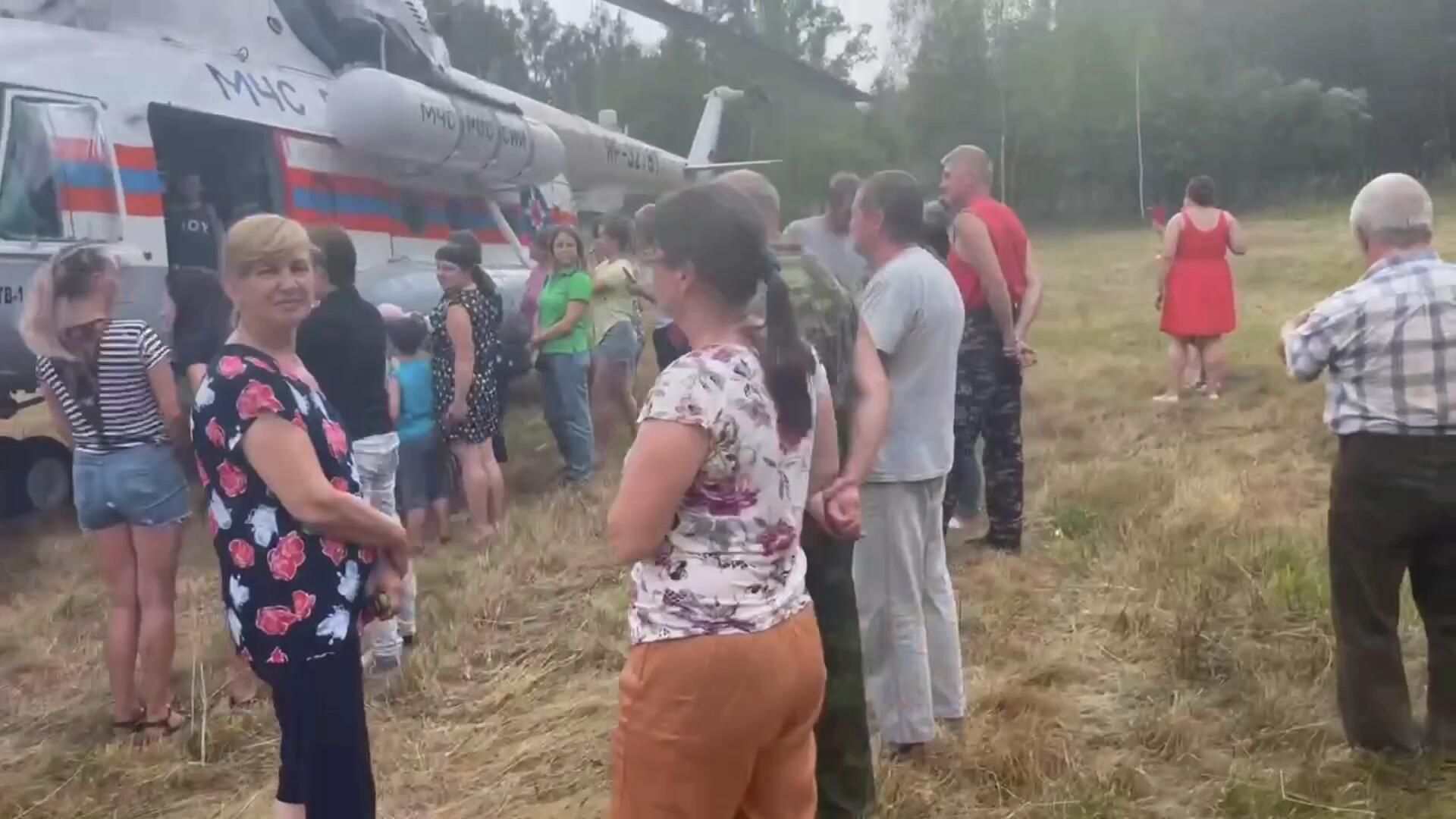 Встреча чиновников с эвакуированными из-за пожаров под Рязанью жителями Встреча чиновников с эвакуированными из-за пожаров под Рязанью жителями - РИА Новости, 1920, 24.08.2022