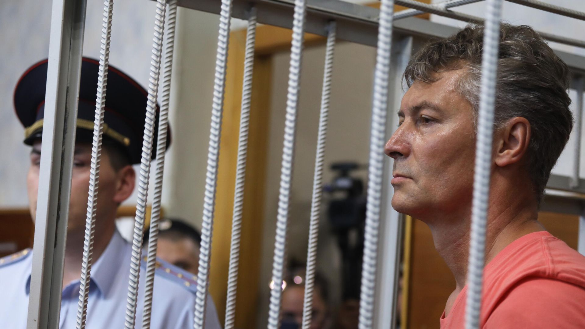 Бывший мэр Екатеринбурга Евгений Ройзман в Верх-Исетском районном суде Екатеринбурга во время избрания ему меры пресечения Бывший мэр Екатеринбурга Евгений Ройзман в Верх-Исетском районном суде Екатеринбурга во время избрания ему меры пресечения - РИА Новости, 1920, 25.08.2022