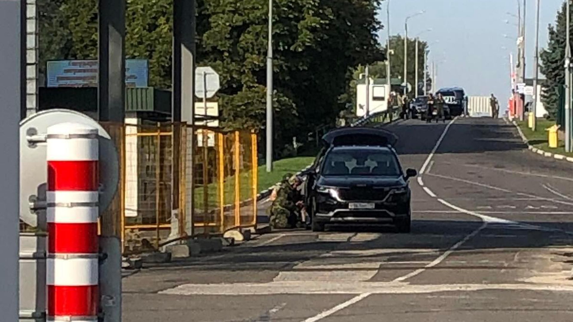 Осмотр автомобиля в пункте пропуска Брест, в котором обнаружен предмет, похожий на взрывное устройство Осмотр автомобиля в пункте пропуска Брест, в котором обнаружен предмет, похожий на взрывное устройство - РИА Новости, 1920, 26.08.2022