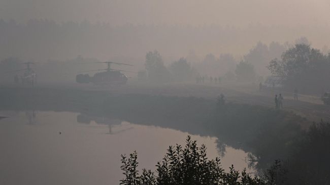 Вертолеты МЧС у водоема среди леса в Рязанской области Вертолеты МЧС у водоема среди леса в Рязанской области