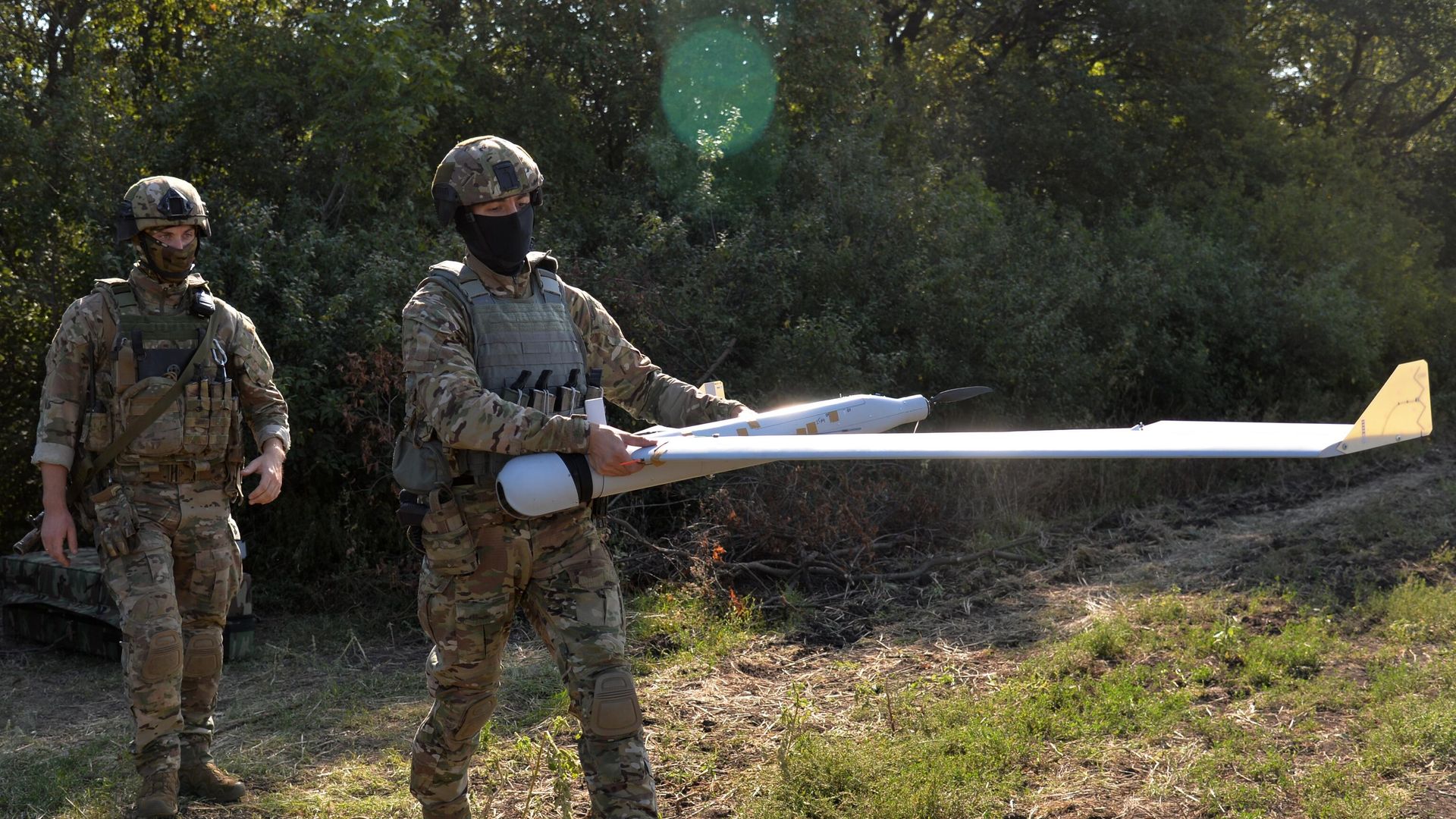 Российские военнослужащие готовят к запуску беспилотник Российские военнослужащие готовят к запуску беспилотник - РИА Новости, 1920, 07.08.2026