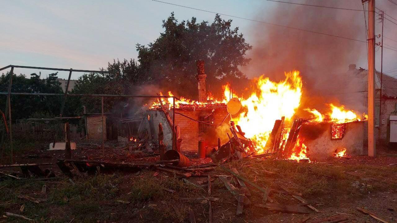 Пожар в Никитовском районе Горловки после обстрела ВСУ Пожар в Никитовском районе Горловки после обстрела ВСУ - РИА Новости, 1920, 27.08.2022
