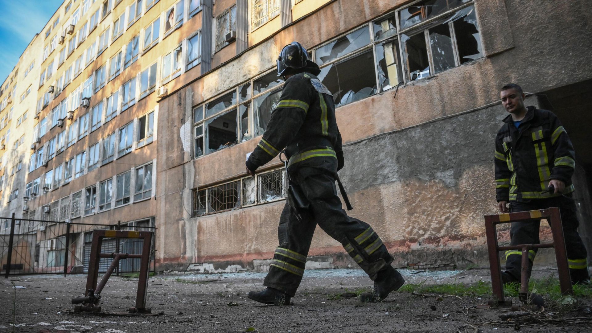 Сотрудники пожарной охраны возле здания Донецкого национального технического университета Сотрудники пожарной охраны возле здания Донецкого национального технического университета - РИА Новости, 1920, 09.12.2022