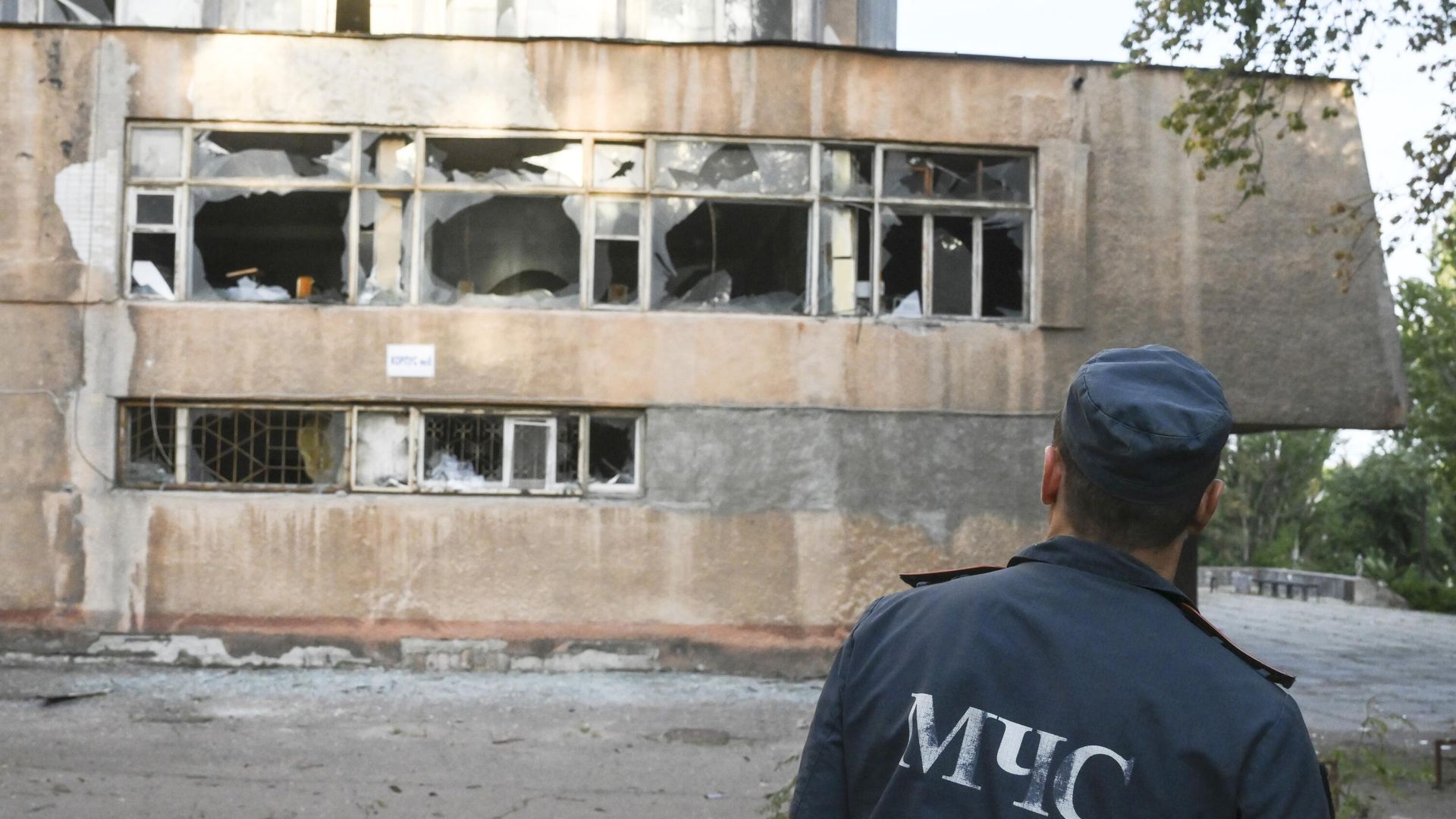 Сотрудник МЧС ДНР возле здания Донецкого национального технического университета, поврежденного в результате обстрела ВСУ Сотрудник МЧС ДНР возле здания Донецкого национального технического университета, поврежденного в результате обстрела ВСУ - РИА Новости, 1920, 31.08.2022