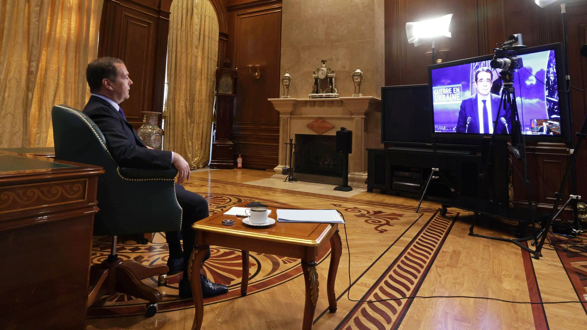 Заместитель председателя Совета безопасности РФ Дмитрий Медведев дает интервью французскому телеканалу LCI в резиденции Горки Заместитель председателя Совета безопасности РФ Дмитрий Медведев дает интервью французскому телеканалу LCI в резиденции Горки - РИА Новости, 1920, 26.08.2022