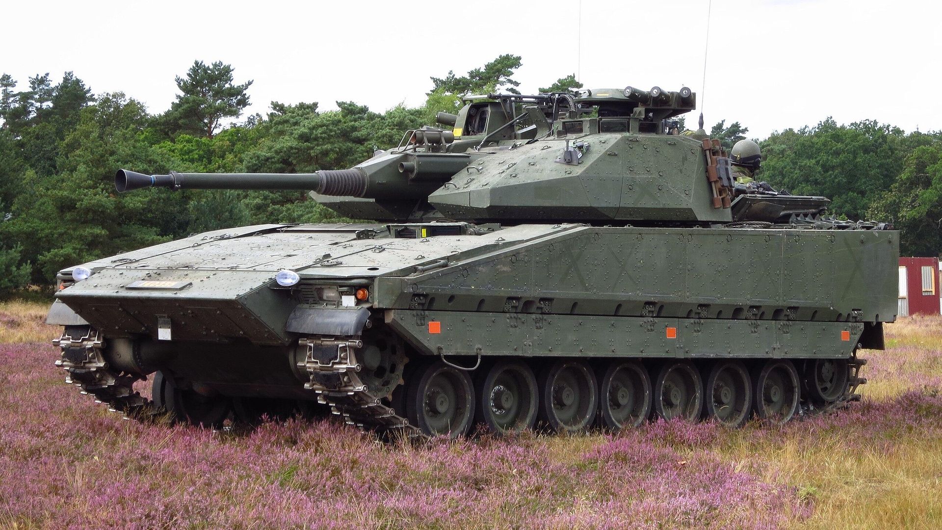 Шведская боевая машина пехоты CV90 Шведская боевая машина пехоты CV90 - РИА Новости, 1920, 30.07.2023