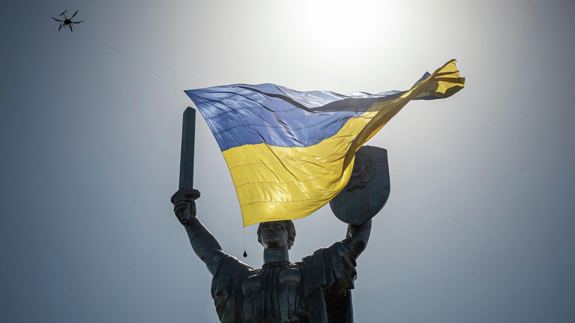 Украинский флаг в небе над монументом Родина-мать в Киеве Украинский флаг в небе над монументом Родина-мать в Киеве - РИА Новости, 1920, 28.08.2022