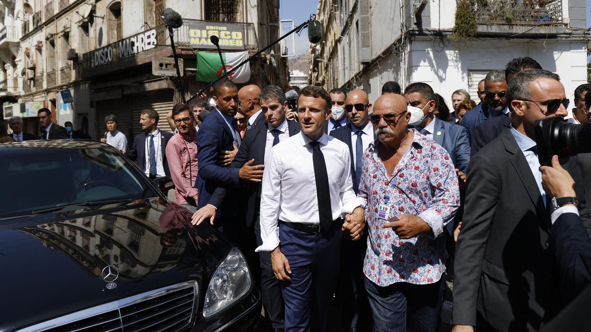 Президент Франции Эммануэль Макрон около музыкального магазина Disco Maghreb в Оране, Алжир Президент Франции Эммануэль Макрон около музыкального магазина Disco Maghreb в Оране, Алжир - РИА Новости, 1920, 28.08.2022