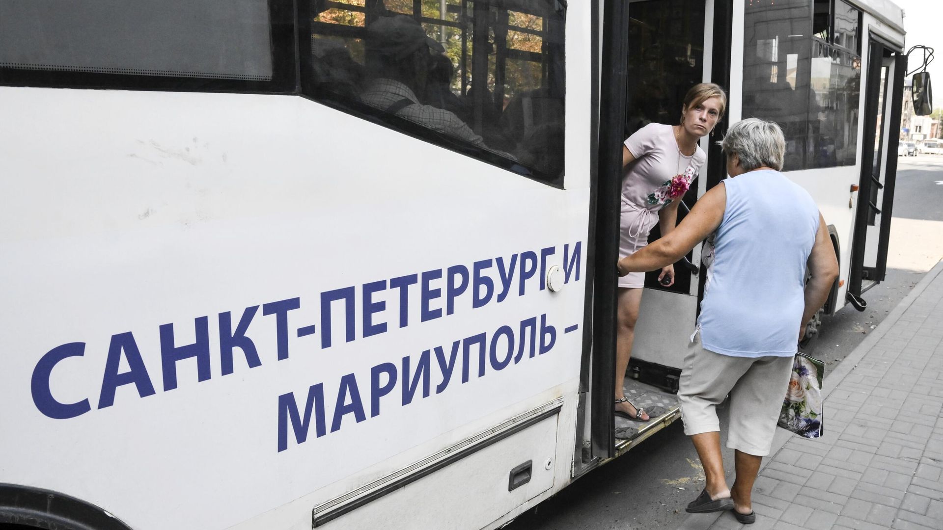 Люди в общественном транспорте на улице Мариуполя Люди в общественном транспорте на улице Мариуполя - РИА Новости, 1920, 02.11.2022