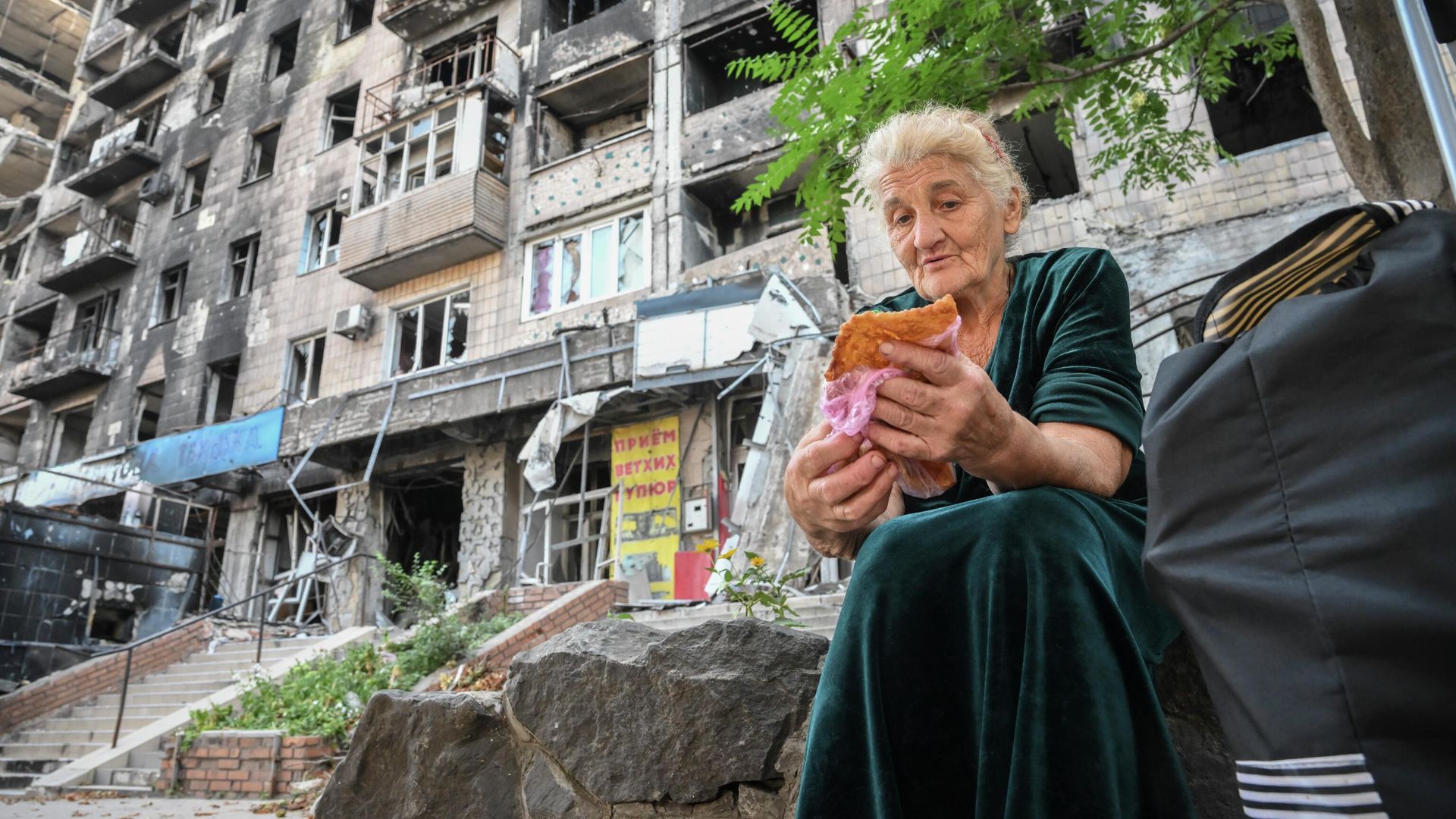 Женщина во дворе дома в Мариуполе Женщина во дворе дома в Мариуполе - РИА Новости, 1920, 19.10.2022