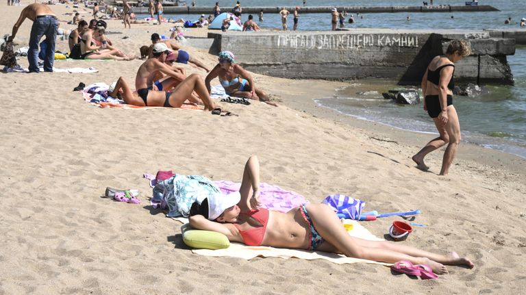 Горожане загорают на городском пляже в Мариуполе