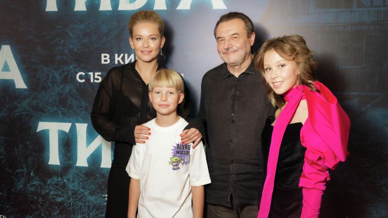 Юлия Пересильд и Алексей Учитель с дочерьми на премьере фильма Тибра на ММКФ Юлия Пересильд и Алексей Учитель с дочерьми на премьере фильма Тибра на ММКФ