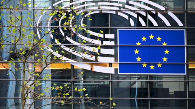 Логотип Евросоюза на здании штаб-квартиры Европейского парламента в Брюсселе