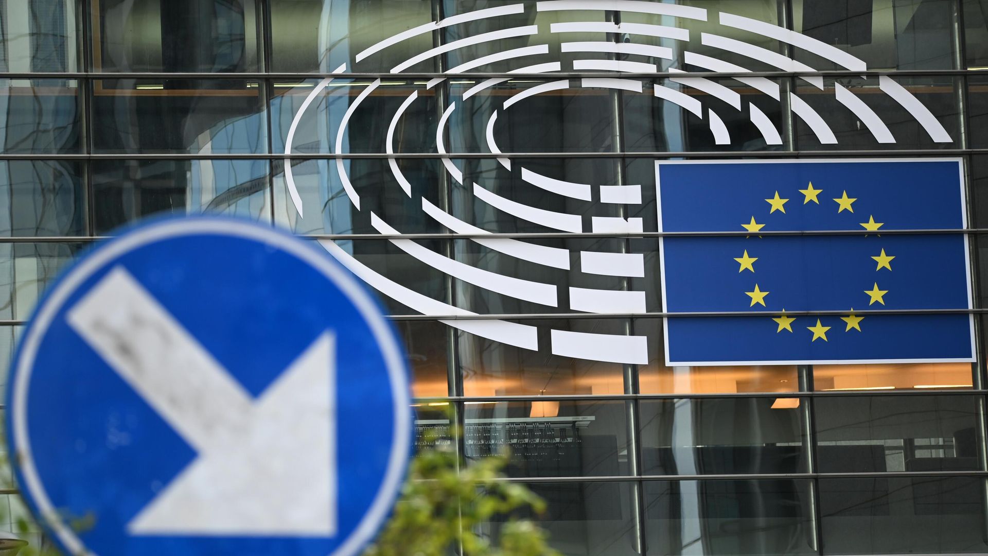 Логотип Евросоюза на здании штаб-квартиры Европейского парламента в Брюсселе Логотип Евросоюза на здании штаб-квартиры Европейского парламента в Брюсселе - РИА Новости, 1920, 02.09.2022