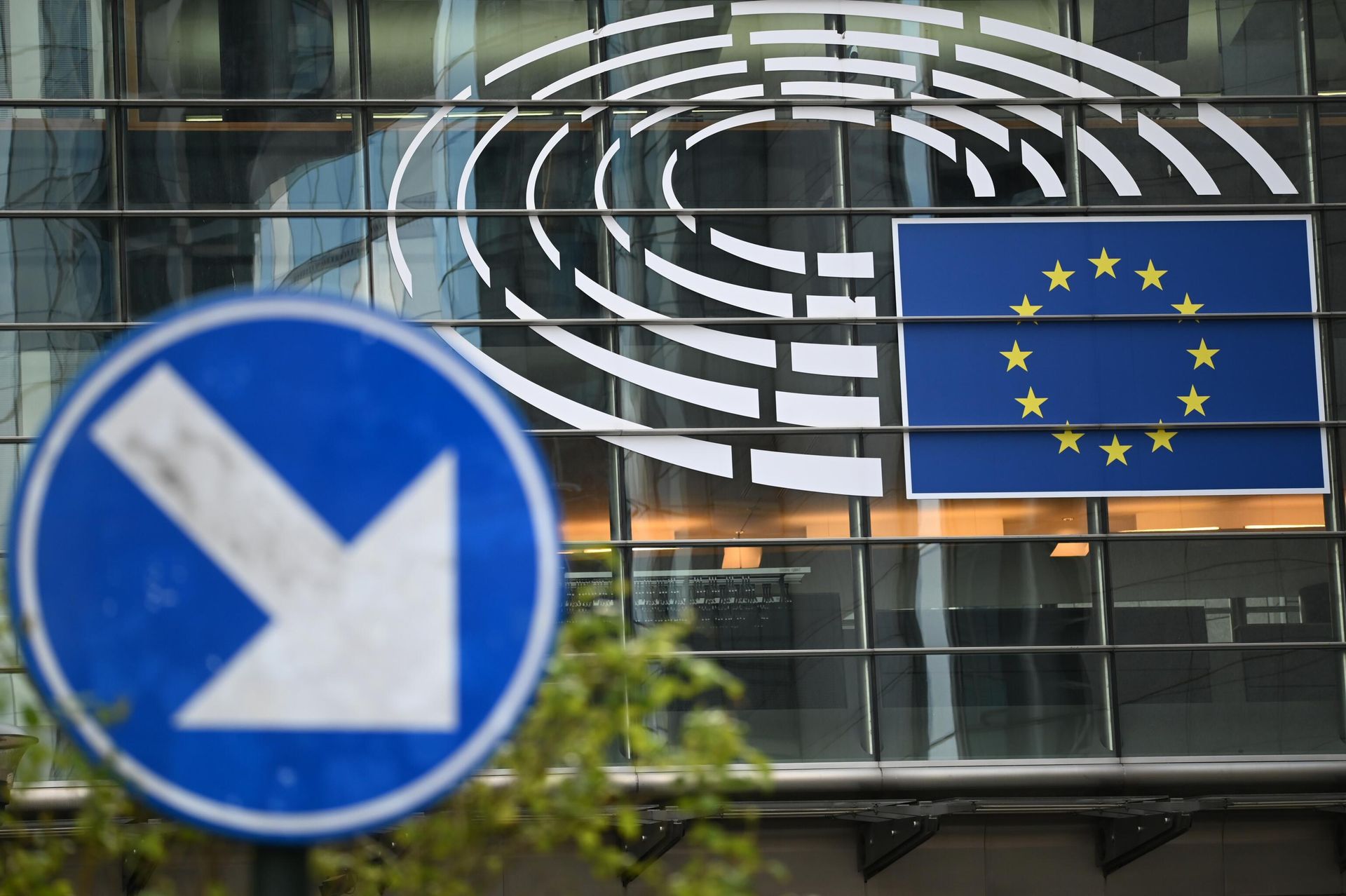 Логотип Евросоюза на здании штаб-квартиры Европейского парламента в Брюсселе Логотип Евросоюза на здании штаб-квартиры Европейского парламента в Брюсселе - РИА Новости, 1920, 02.06.2026