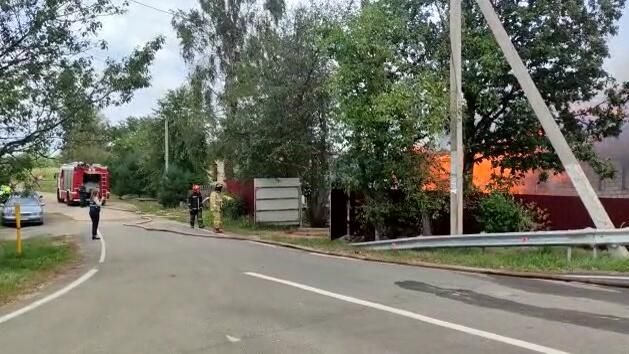 Сотрудники противопожарной службы МЧС РФ на месте ДТП в Ярославской области, где столкнулись бензовоз, легковой автомобиль и скорая помощь Сотрудники противопожарной службы МЧС РФ на месте ДТП в Ярославской области, где столкнулись бензовоз, легковой автомобиль и скорая помощь - РИА Новости, 1920, 30.08.2022