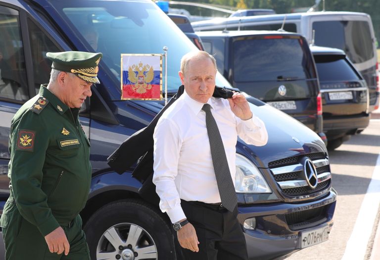  Президент РФ Владимир Путин и министр обороны РФ Сергей Шойгу (слева) перед началом церемонии открытия Международного военно-технического форума Армия-2022 