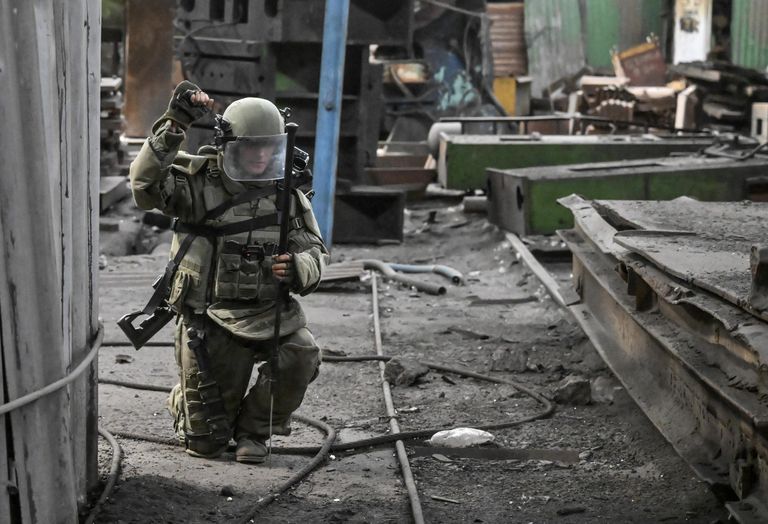 Военнослужащий Международного противоминного центра Вооруженных сил РФ проводит разминирование территории завода Азовмаш в Мариуполе