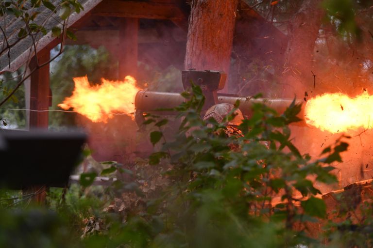 Военнослужащий ВС РФ производит выстрел из противотанкового ракетного комплекса (ПТРК) Корнет в Харьковской области