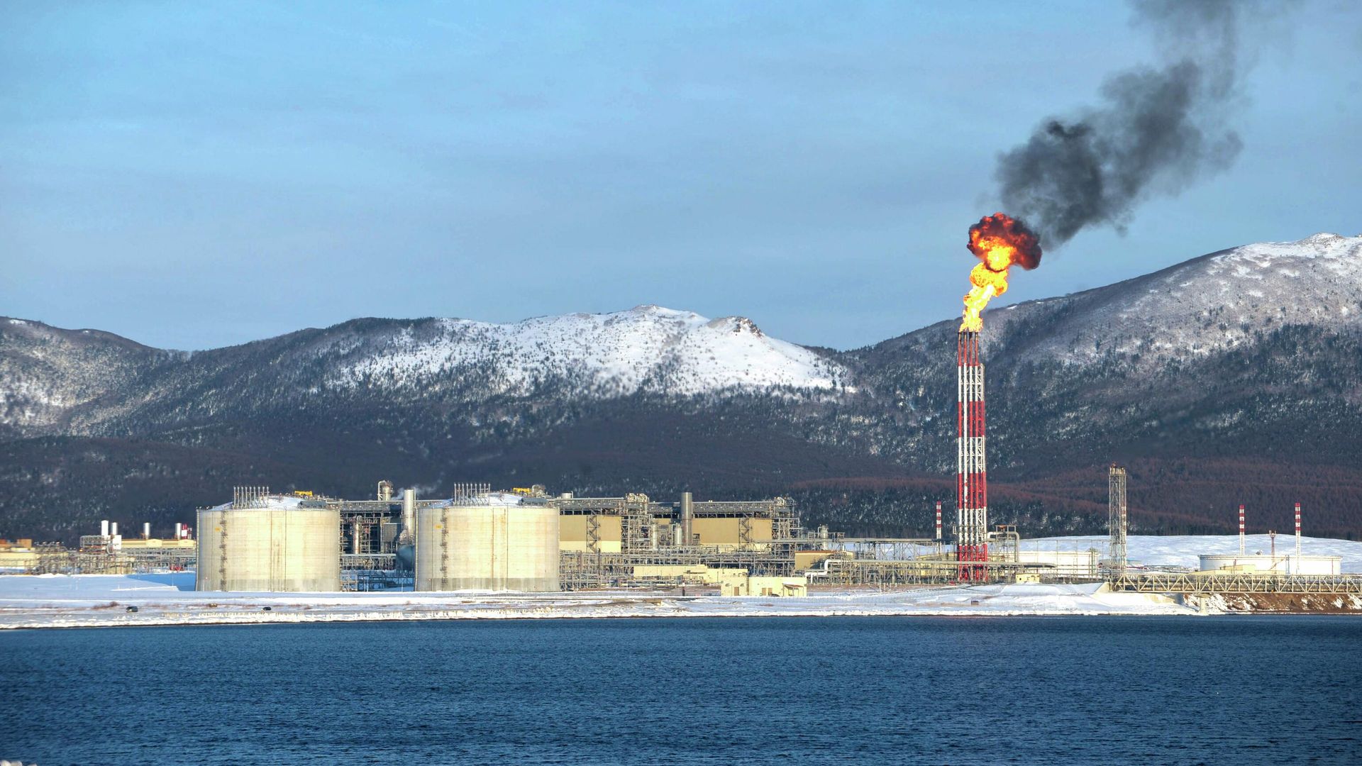 Завод по производству сжиженного природного газа, возведенный компанией Сахалин Энерджи на юге Сахалина Завод по производству сжиженного природного газа, возведенный компанией Сахалин Энерджи на юге Сахалина - РИА Новости, 1920, 30.08.2022