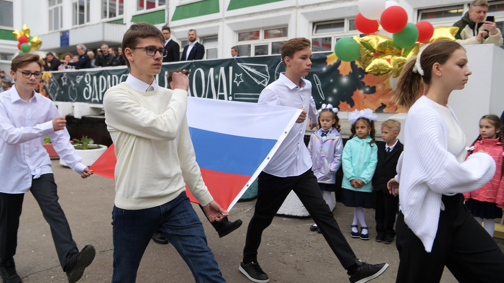 Учащиеся во время церемонии поднятия государственного флага России на торжественной линейке в День знаний, проходящей в школе №1619 имени М. И. Цветаевой в Москве - РИА Новости, 1920, 08.09.2022
