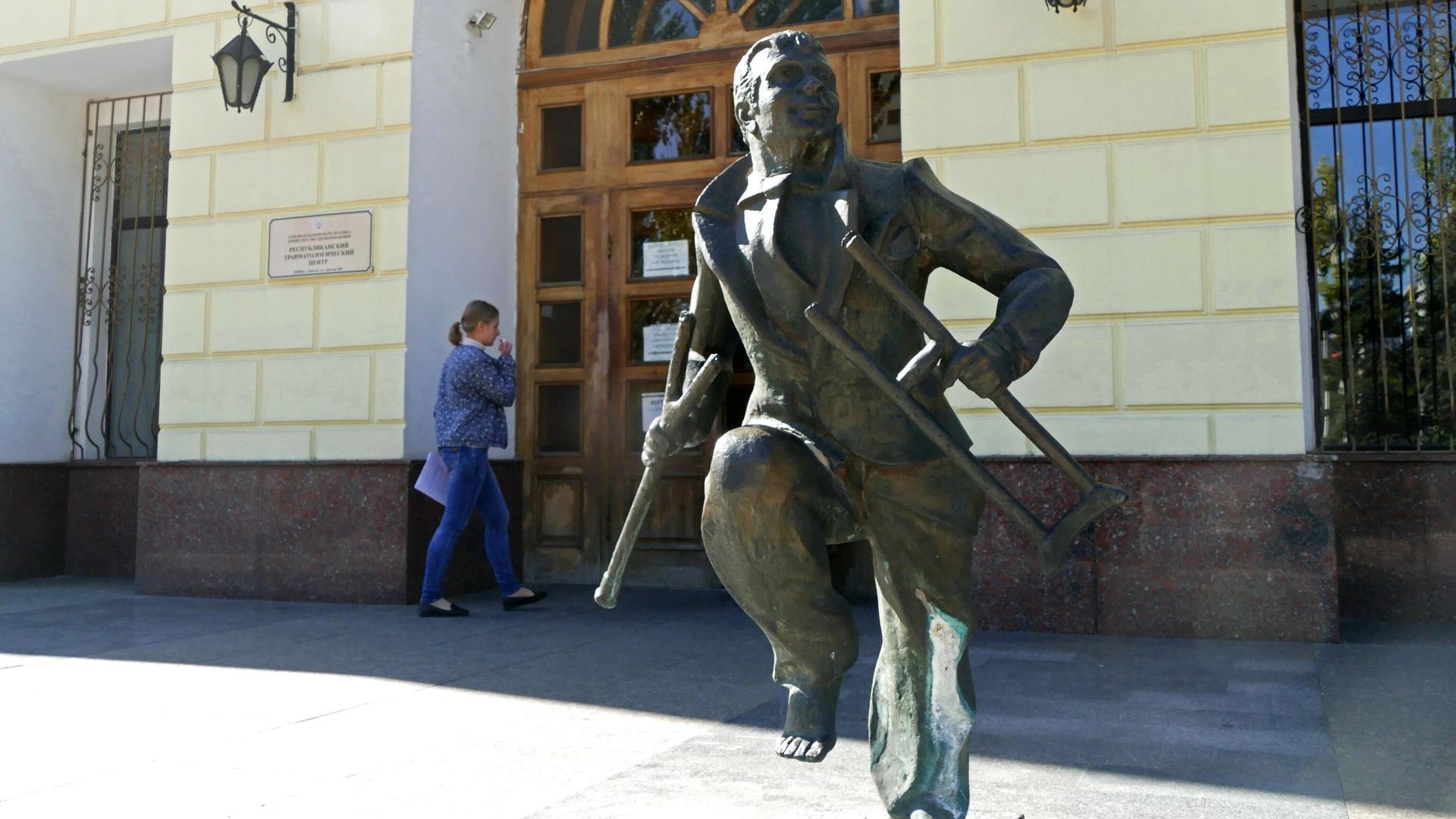 Монумент Памятник исцелившемуся больному у входа в Республиканский травматологический центр Донецка Монумент Памятник исцелившемуся больному у входа в Республиканский травматологический центр Донецка - РИА Новости, 1920, 11.08.2023