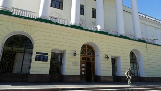 Вход в Республиканский травматологический центр Донецка