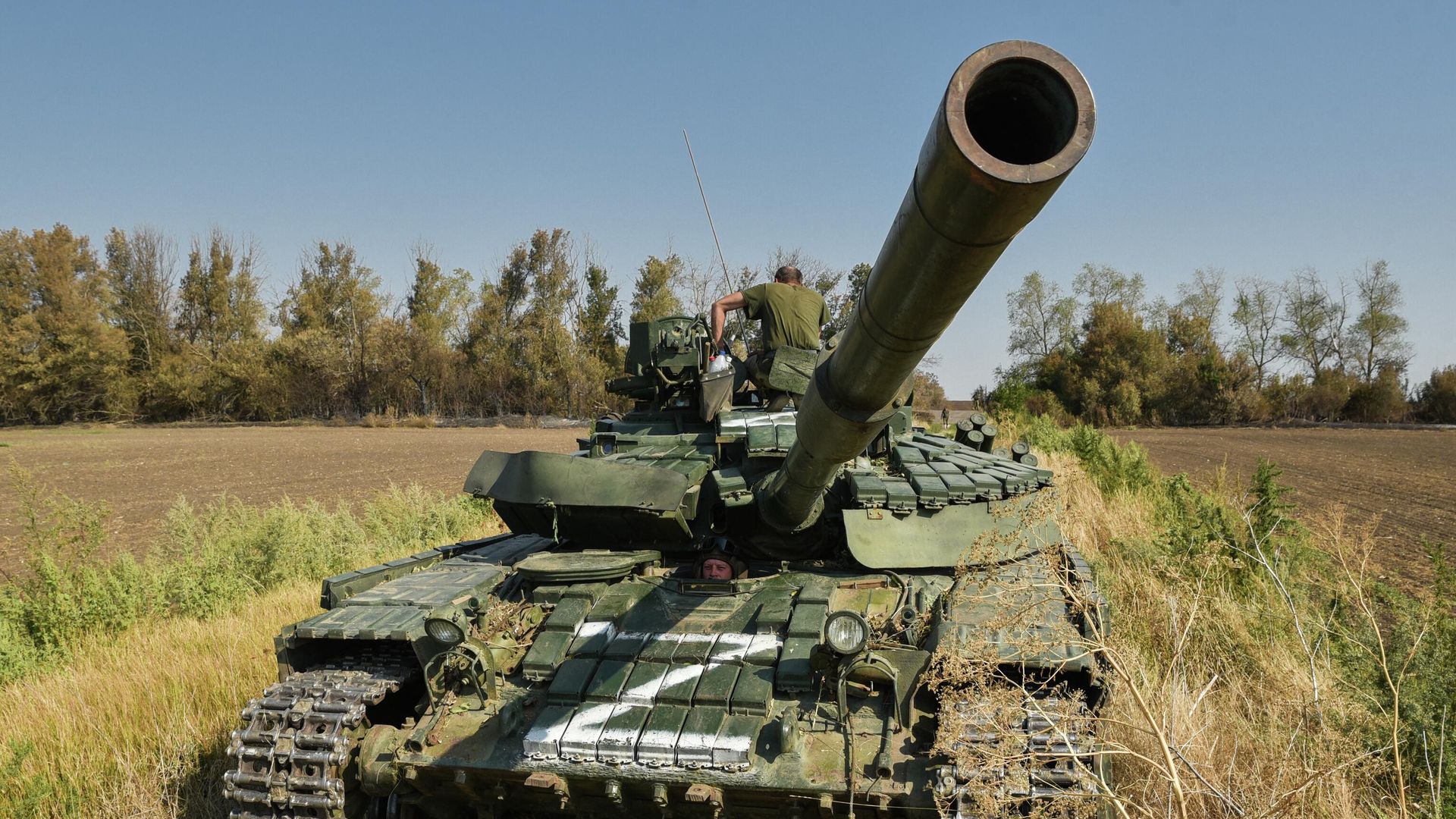 Танк Т-72 и военнослужащие в зоне спецоперации Танк Т-72 и военнослужащие в зоне спецоперации - РИА Новости, 1920, 12.10.2022